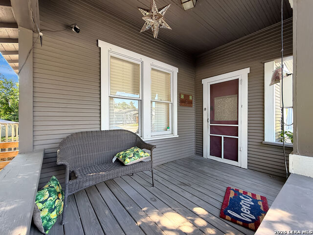 608 E Mistletoe Ave Property Photo 2