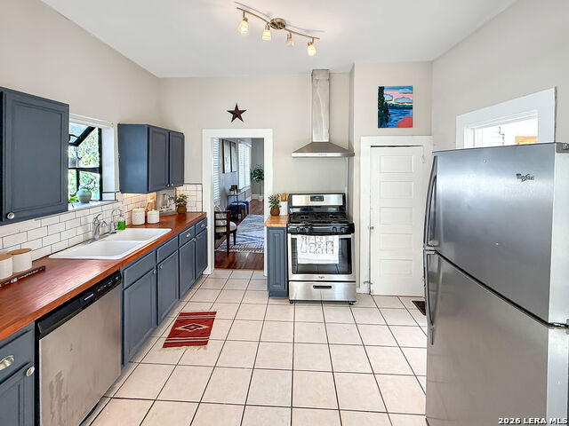 608 E Mistletoe Ave Property Photo 6