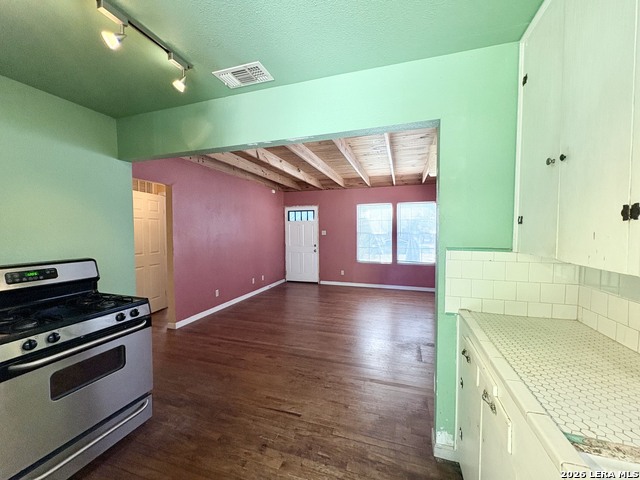 131 Glamis Ave Property Photo 5