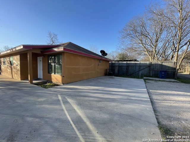 1721 Quintana Rd Property Photo 3