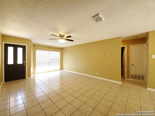 915 Hayloft Ln Property Photo 5