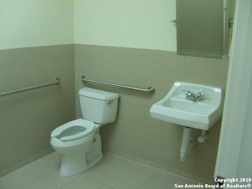 124 E Bandera Property Photo 4