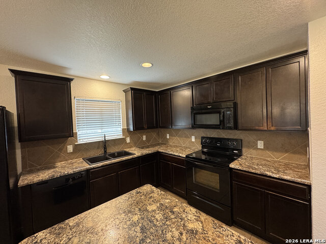 9022 Walking Crk Property Photo 6