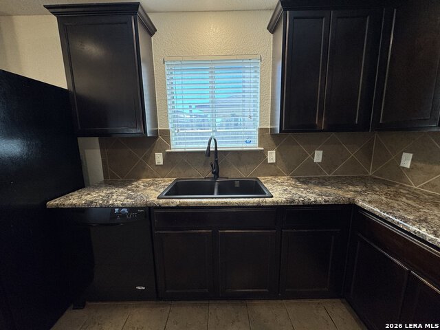 9022 Walking Crk Property Photo 7