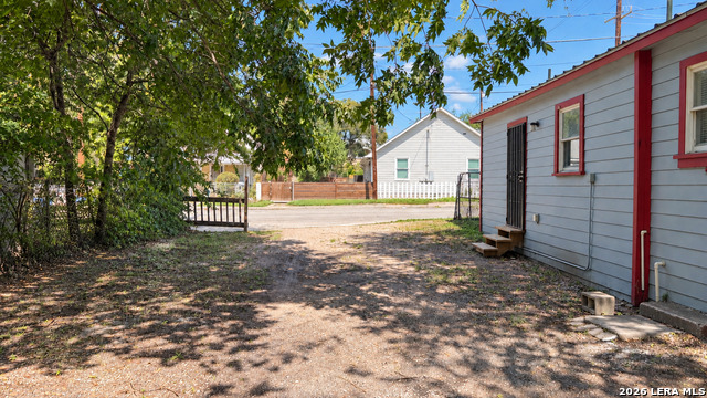 413 N Hackberry Property Photo 3