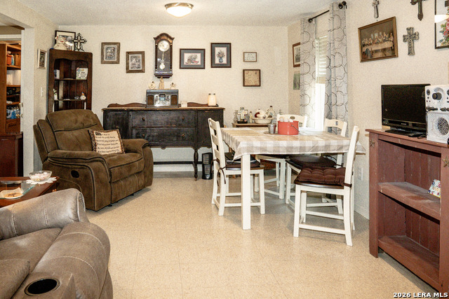 309 E Ave Property Photo 5