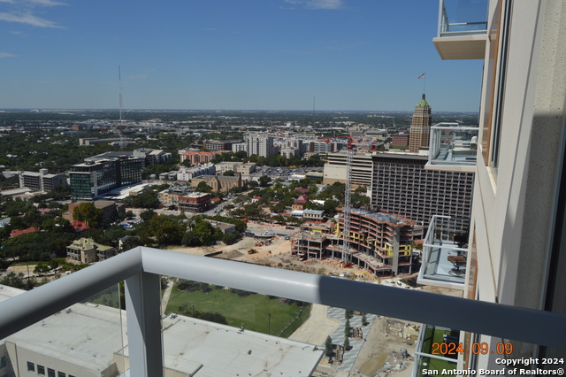 610 E Market St Property Photo 8