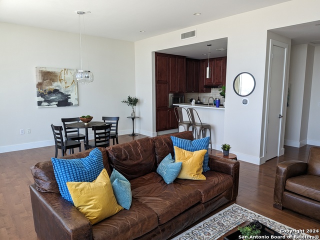 610 E Market St Property Photo 10