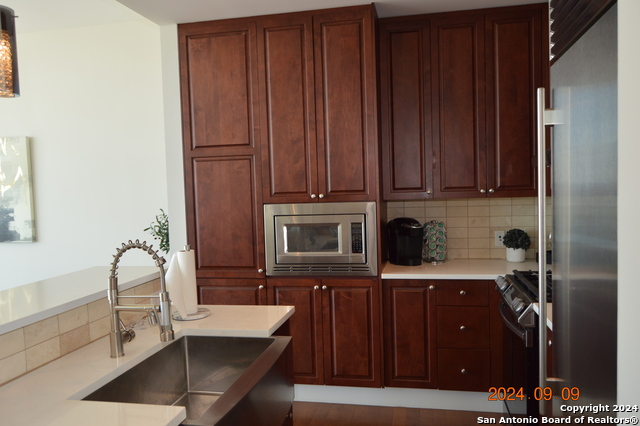 610 E Market St Property Photo 14
