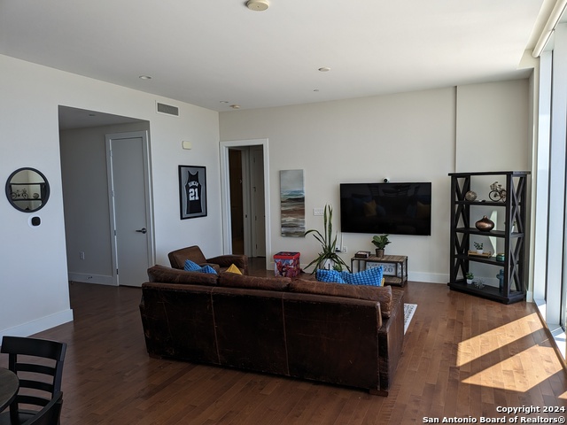 610 E Market St Property Photo 17