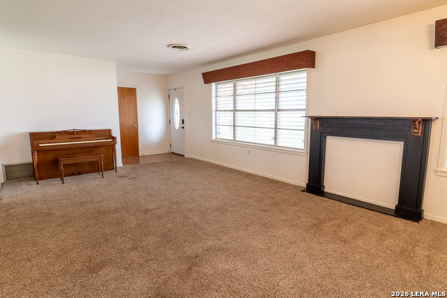 359 1st St Property Photo 4