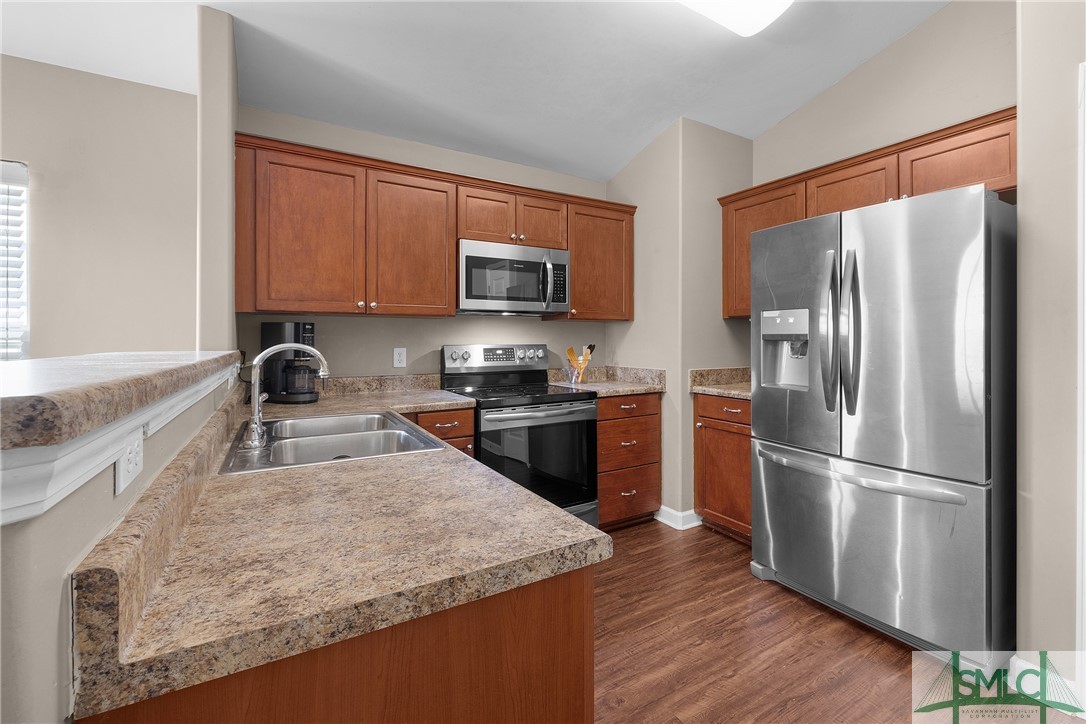 155 Lakepointe Drive Property Photo 4
