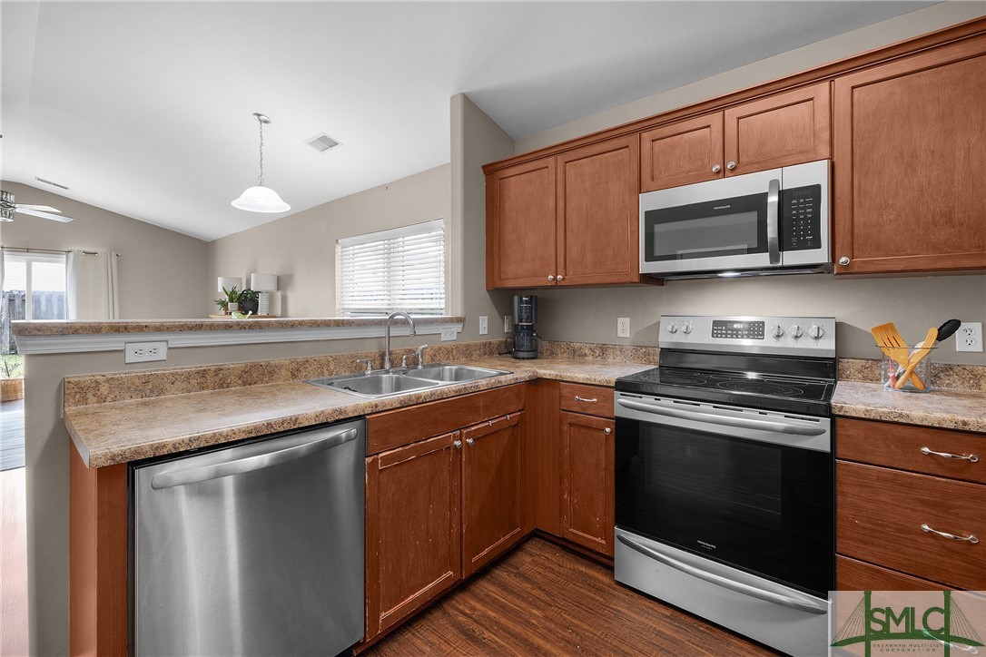 155 Lakepointe Drive Property Photo 14