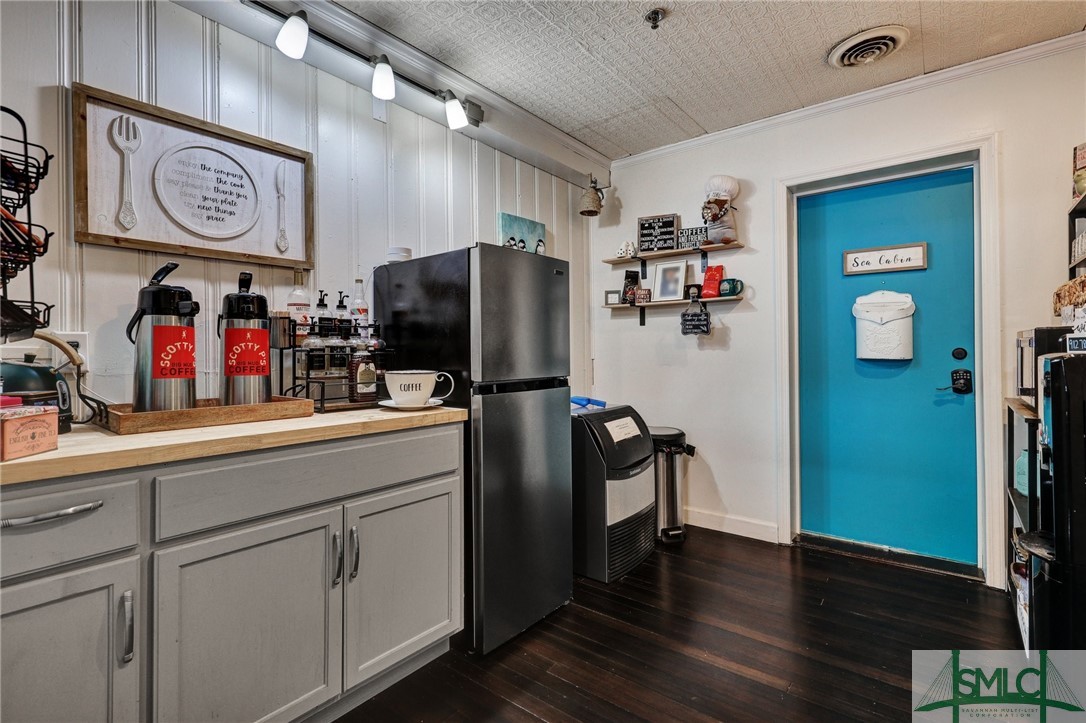 24 Van Horne Avenue Property Photo 6
