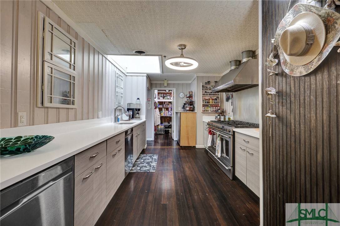 24 Van Horne Avenue Property Photo 7