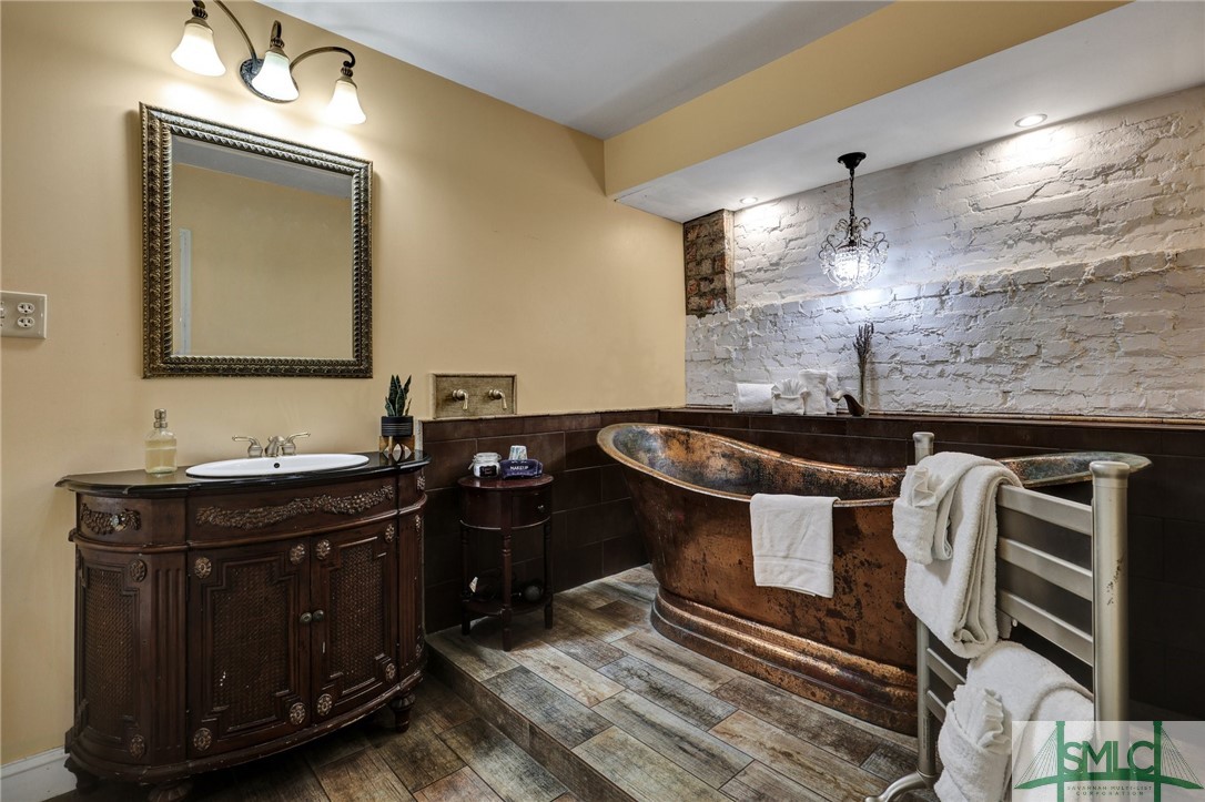 24 Van Horne Avenue Property Photo 12