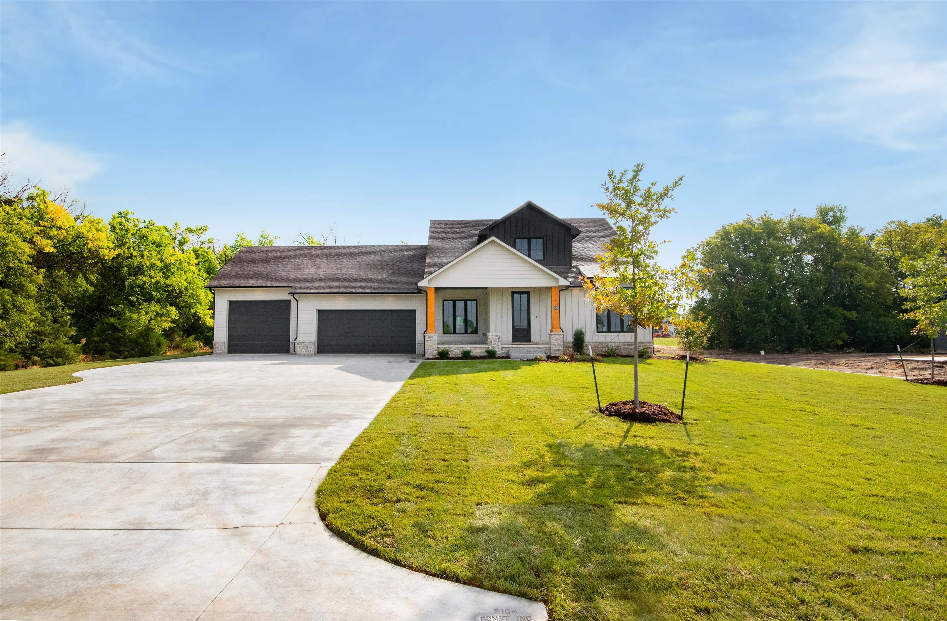 329 N Sarah Ct Property Photo 2