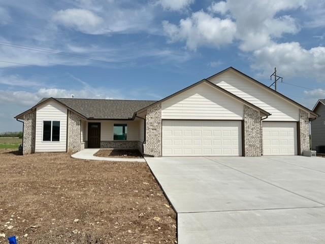 2820 N Rutland Ln Property Photo 1