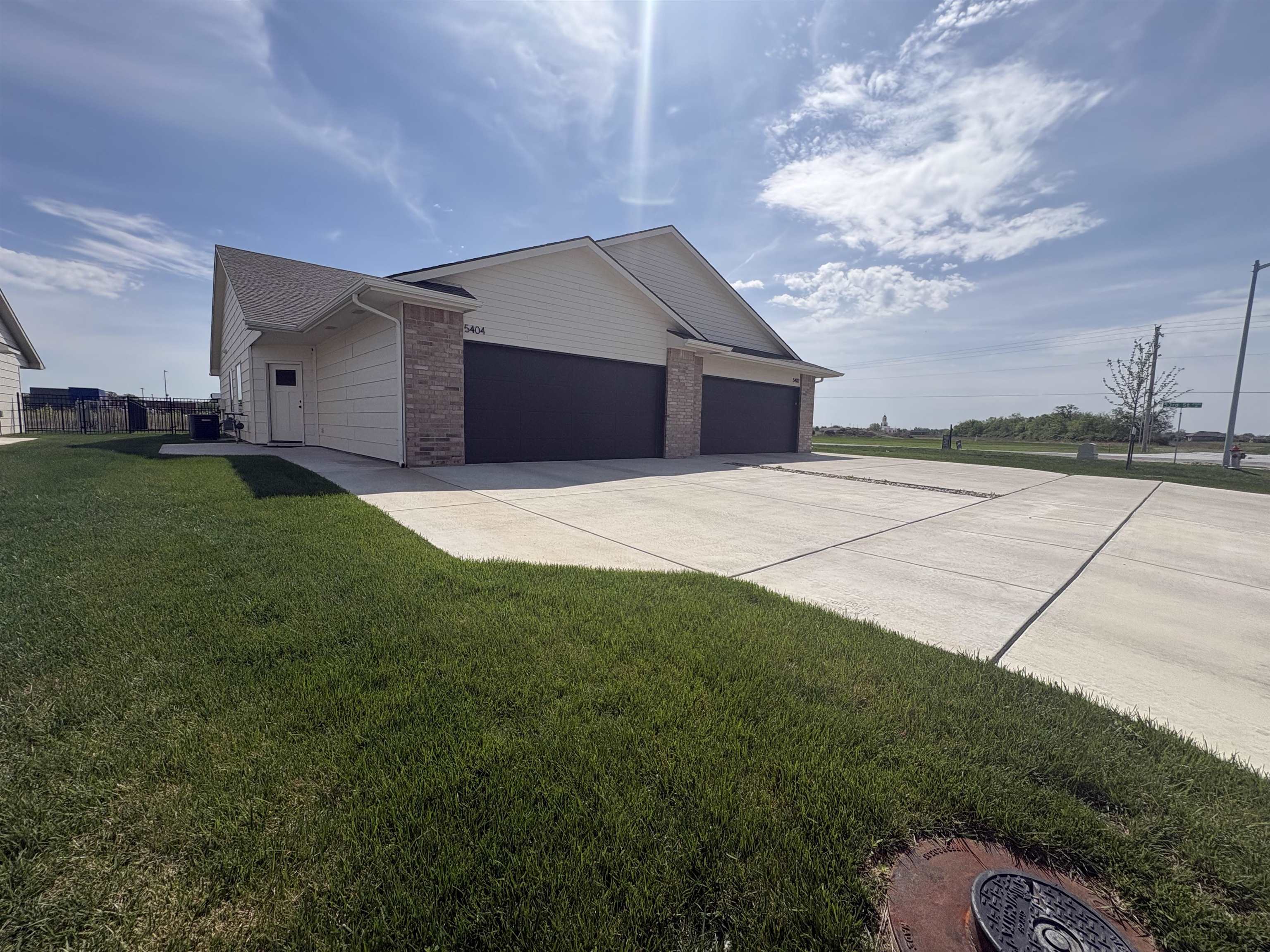 5402-5404 N Sandkey Ct Property Photo 6