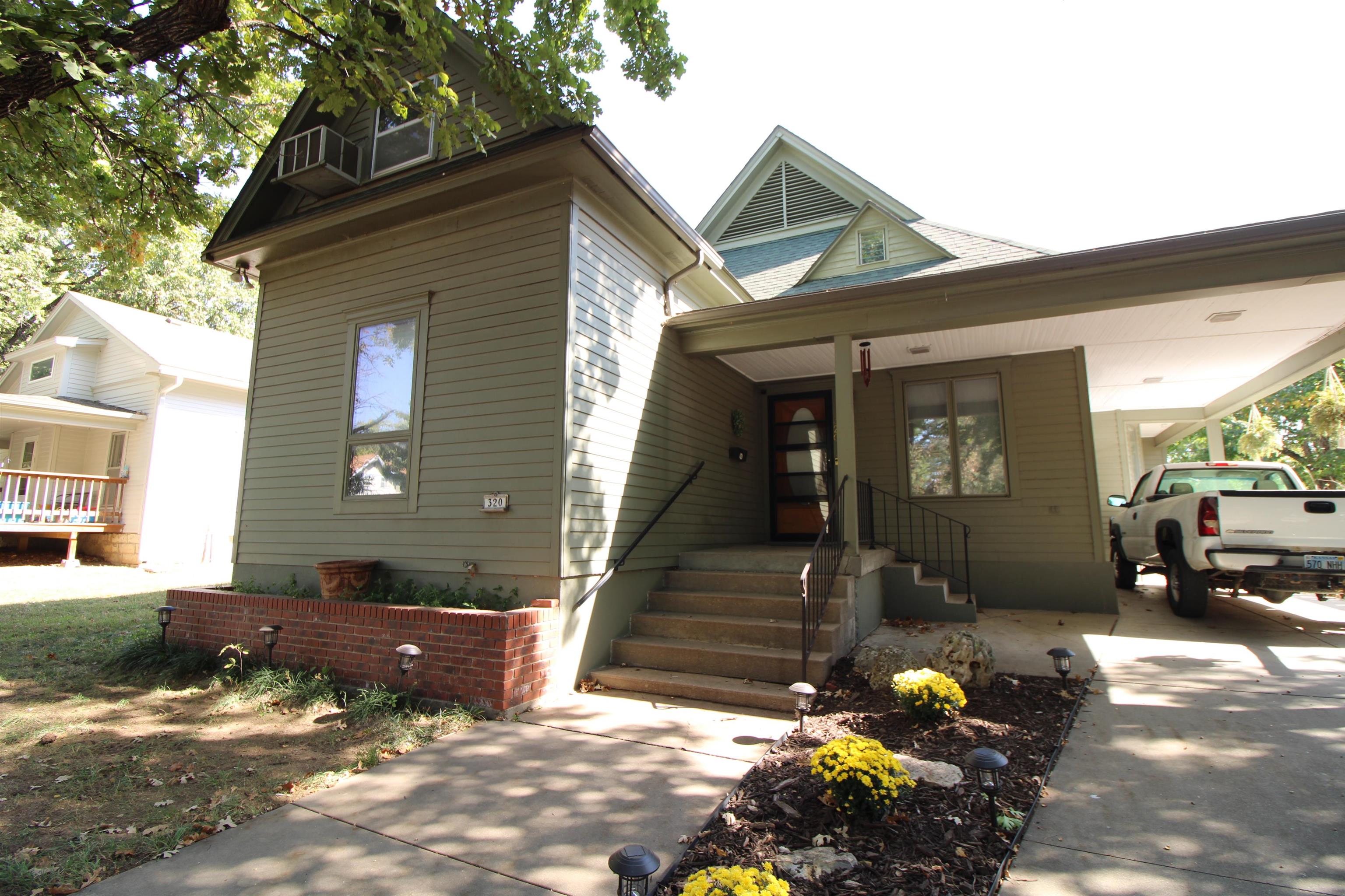 320 S Taylor St Property Photo 1