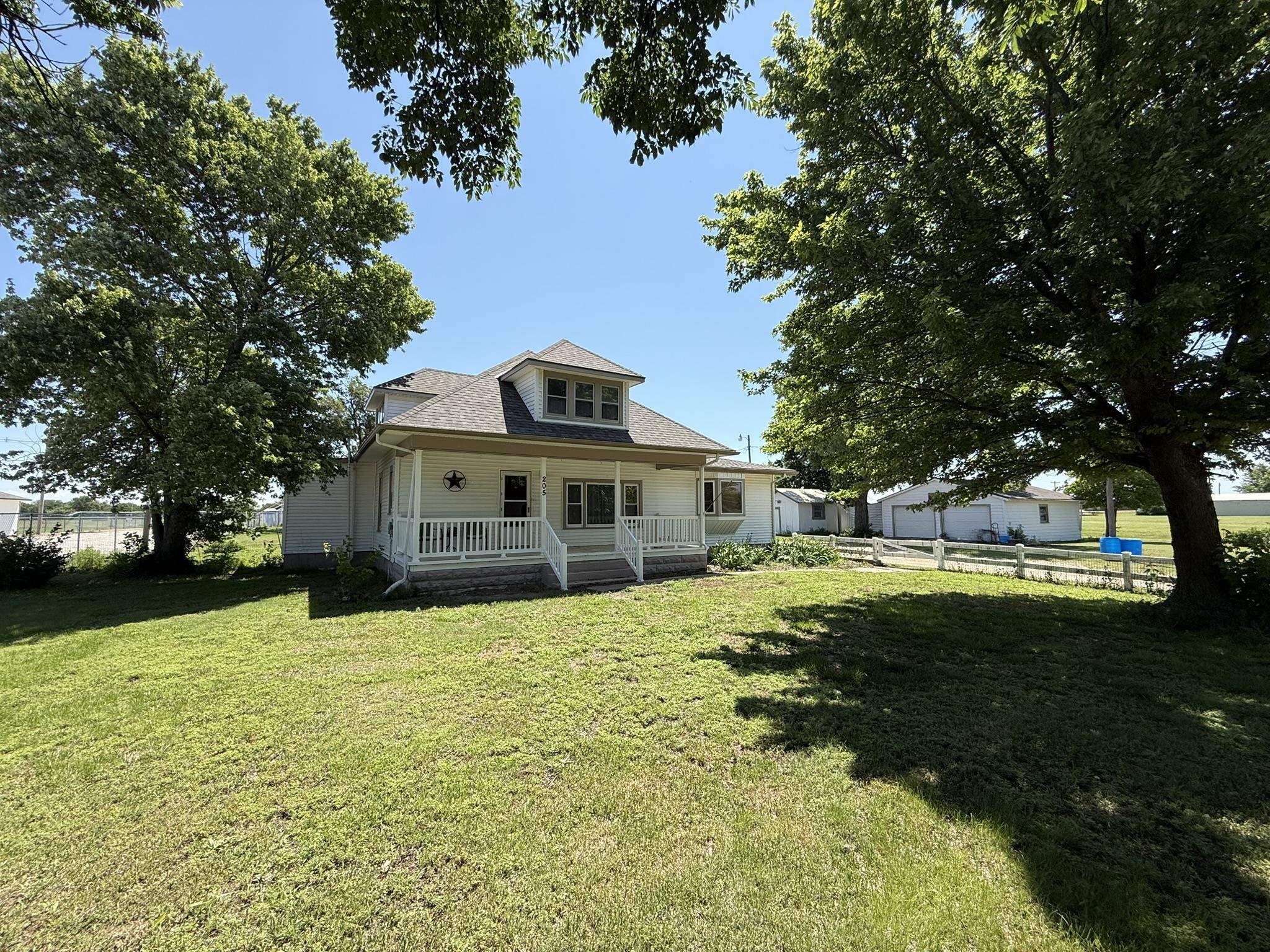 205 N County Rd Property Photo 1