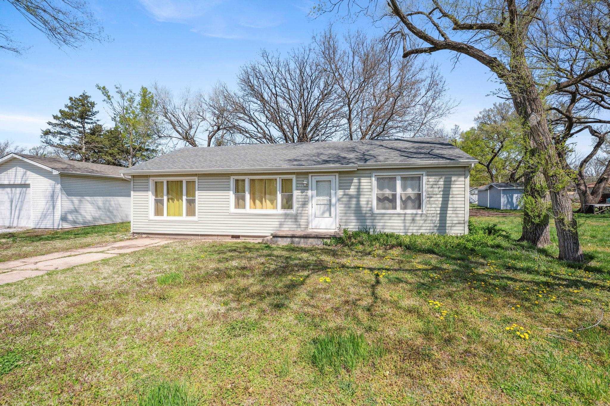720 E Main St Property Photo