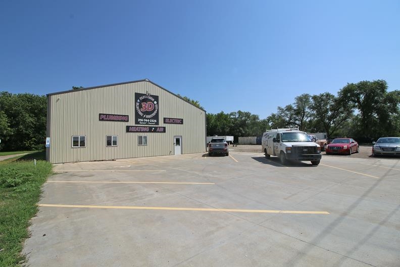 6960 N Broadway Ave Property Photo