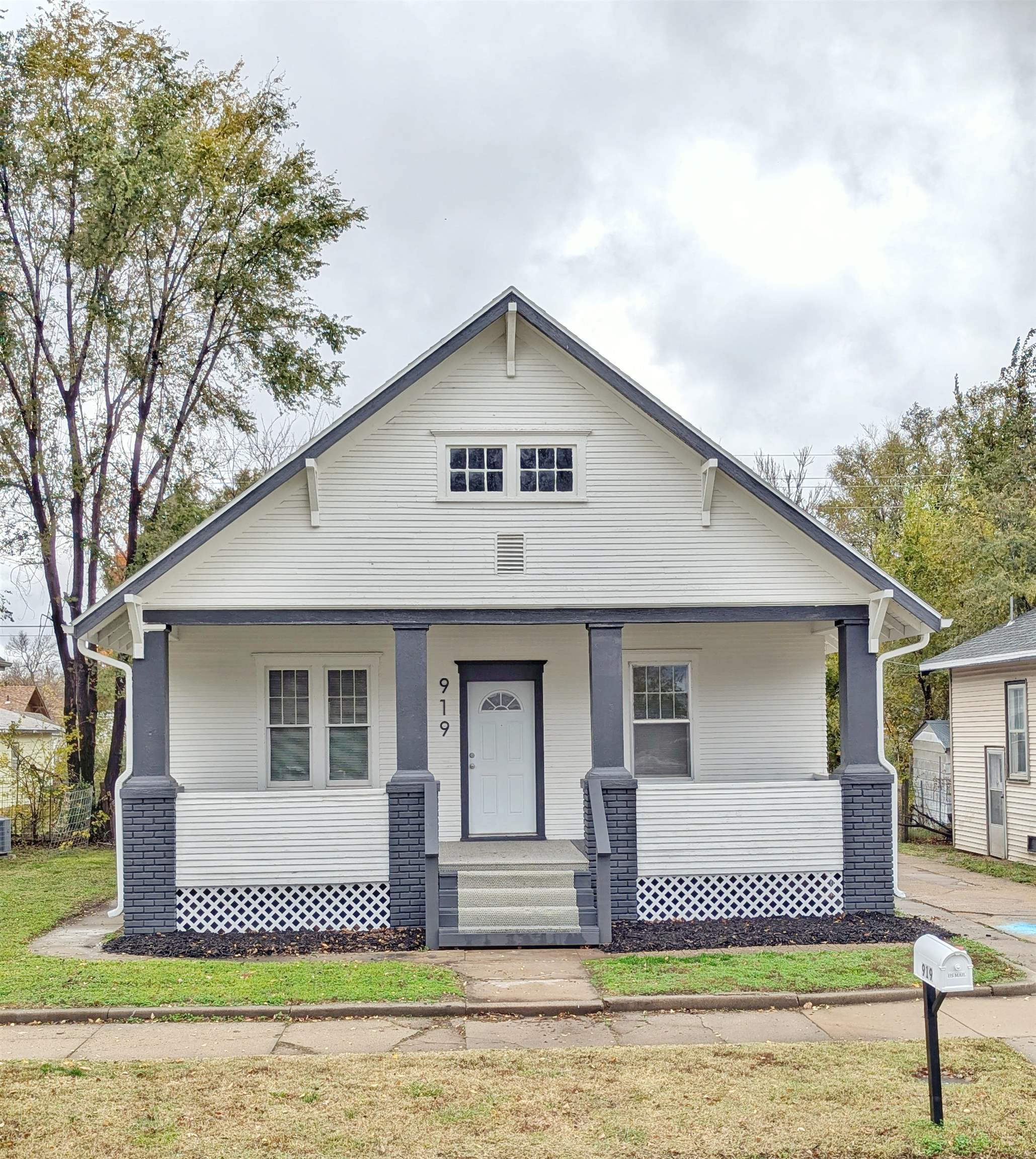 919 W Elm St. Property Photo 1