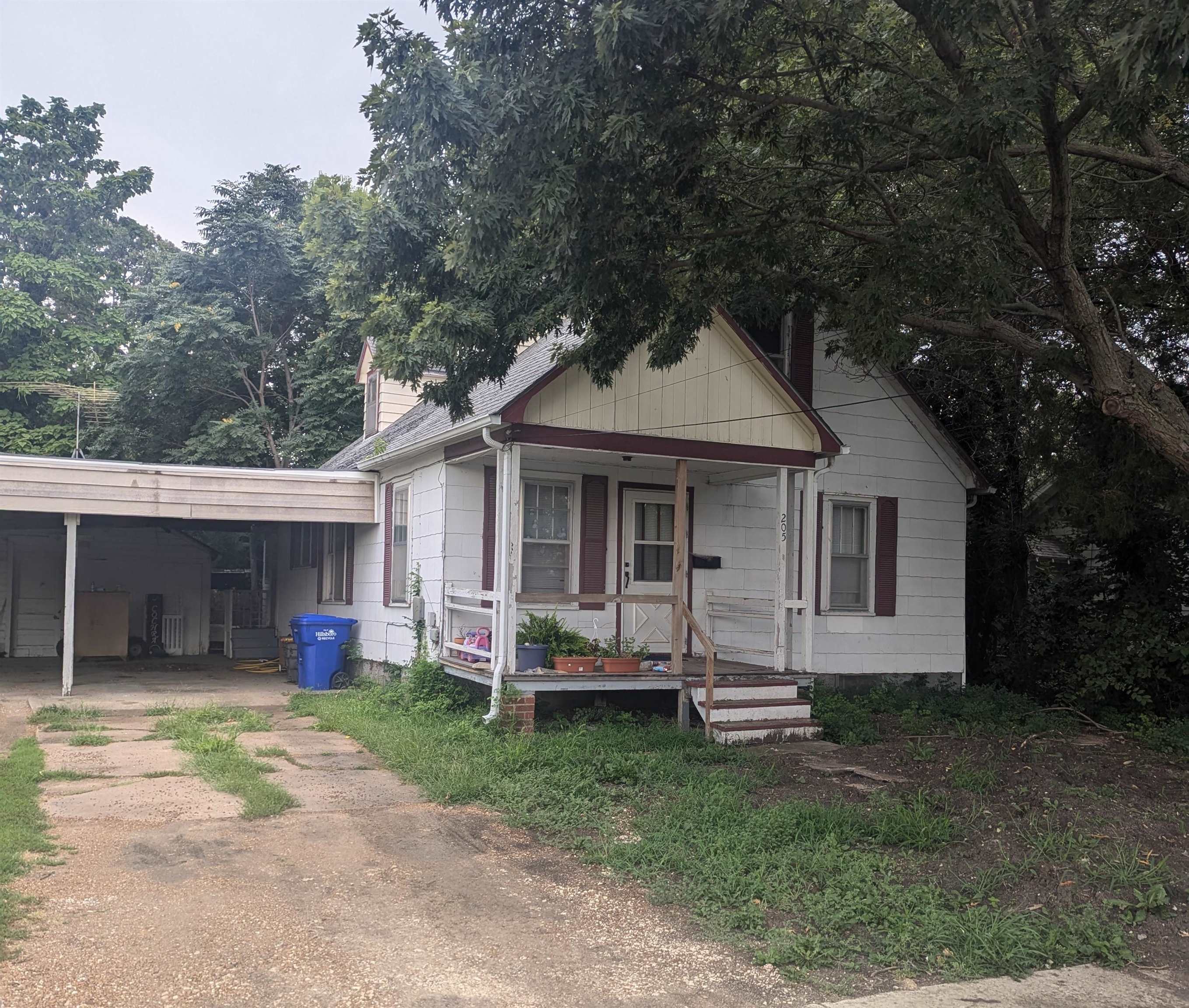 205 W Grand Ave Property Photo 1