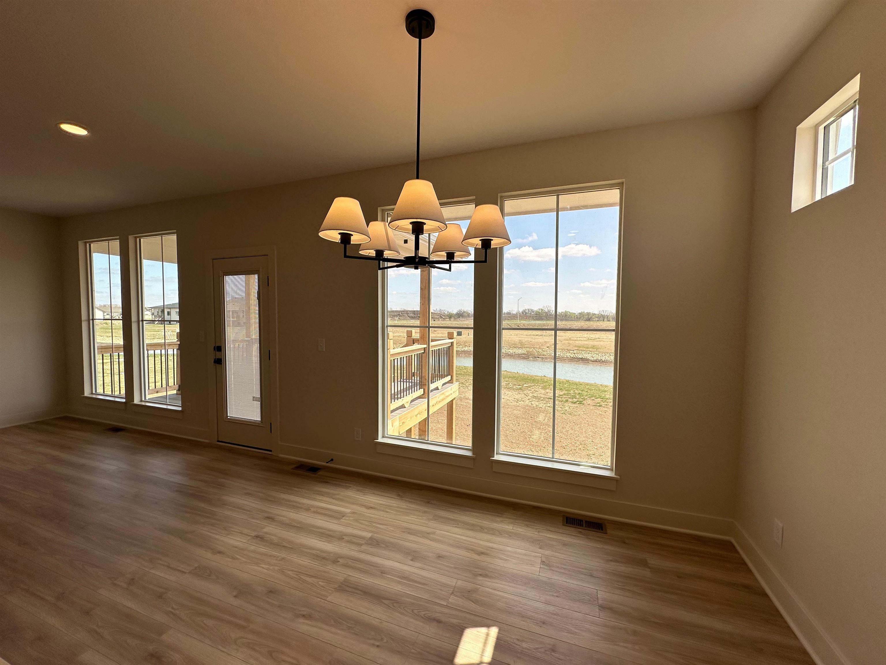 2704 S Clear Creek Property Photo 4