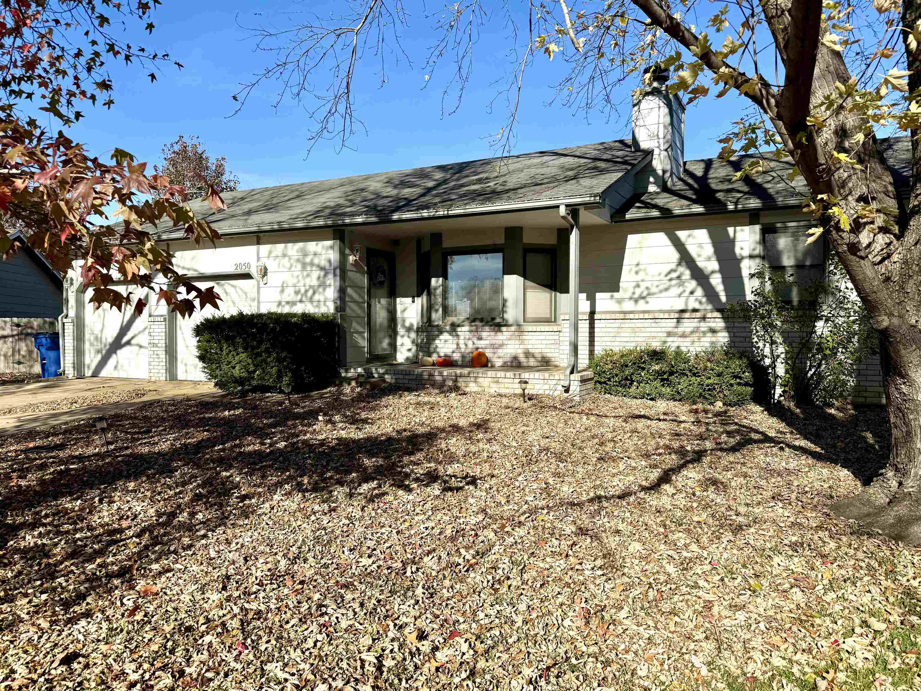 2050 N Sunridge Ct Property Photo 1