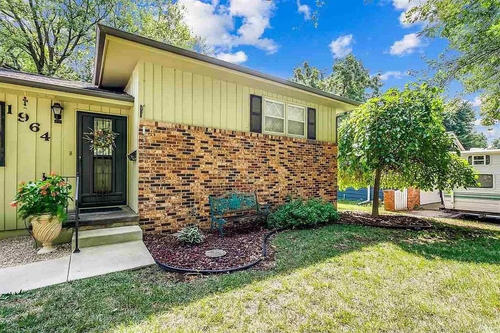 1964 Belmont Property Photo 3