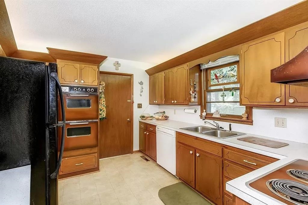 1964 Belmont Property Photo 8
