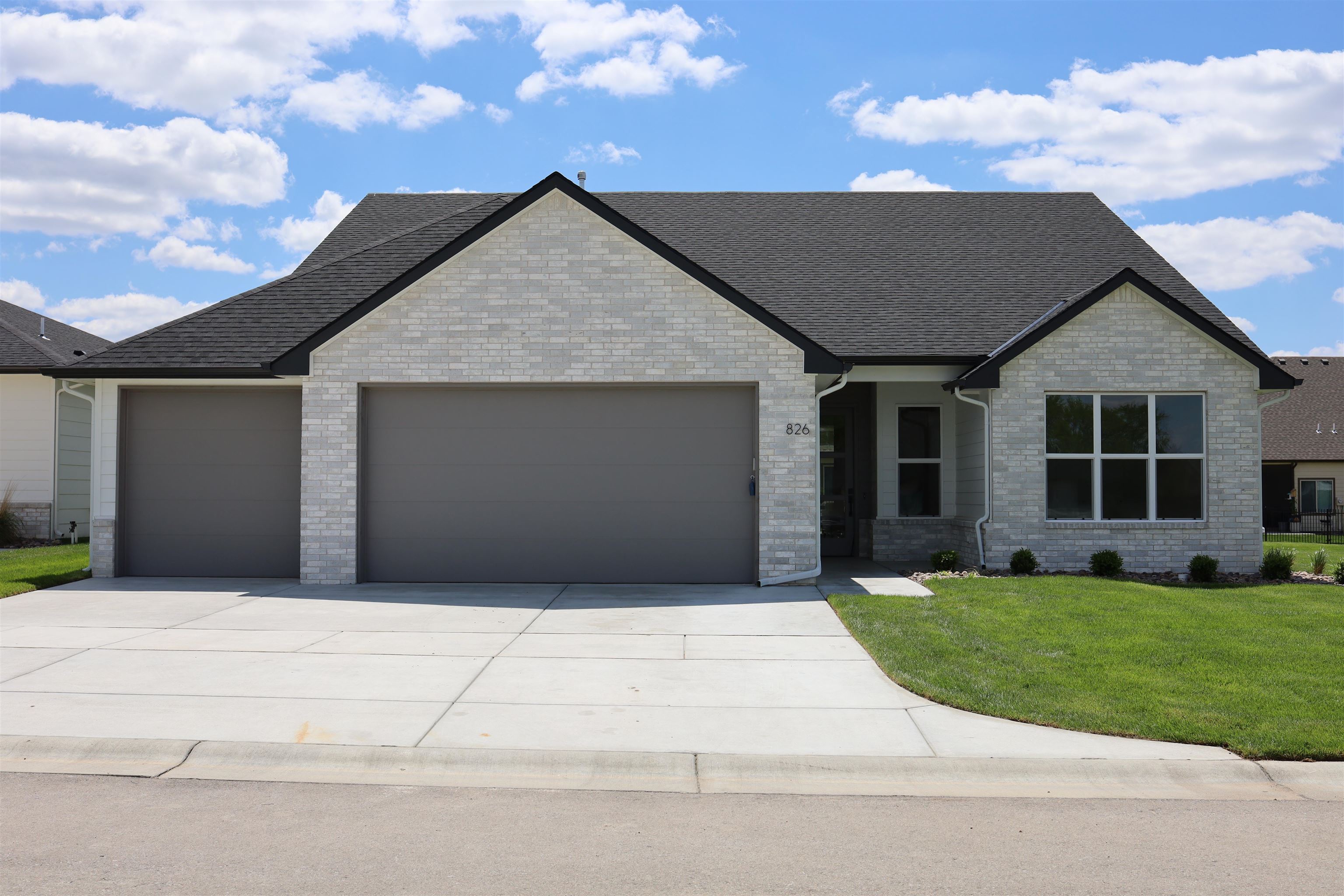 826 N Speyside Cir Property Photo