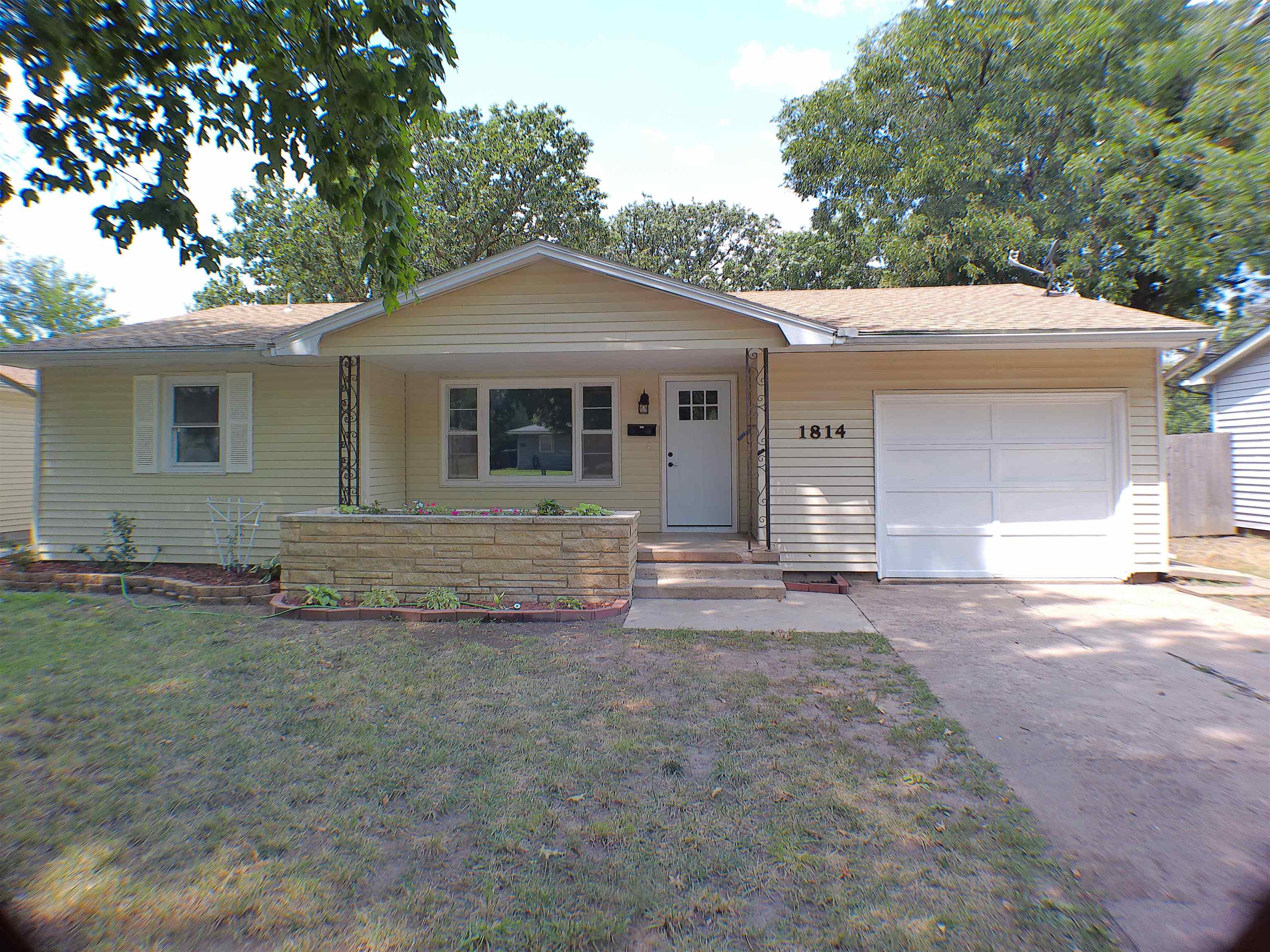1814 N B St Property Photo 1