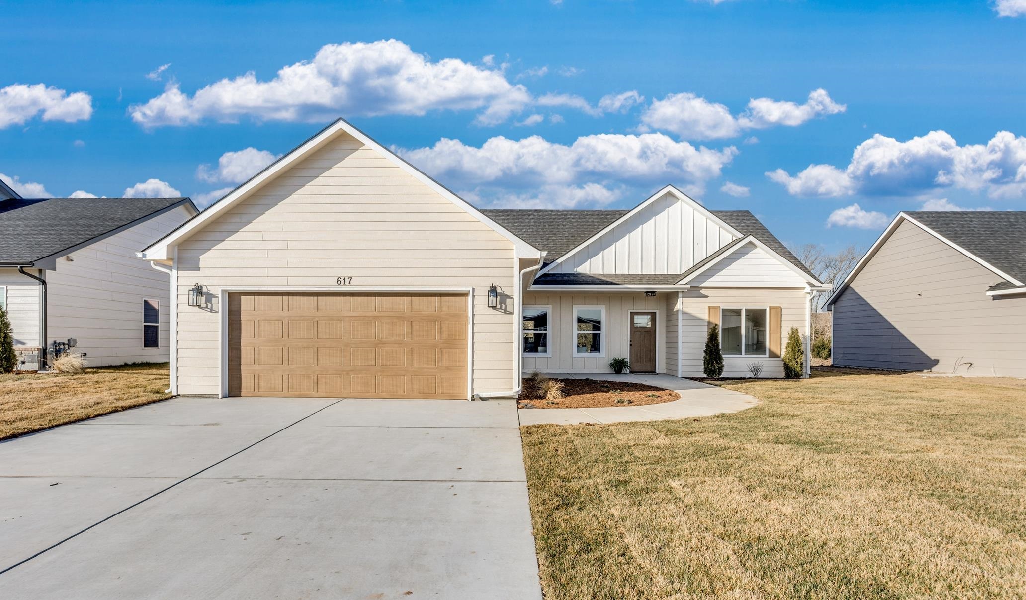 617 S Sweetwater Cir Property Photo