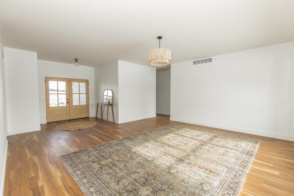 2540 Rosebud Ln Property Photo 3