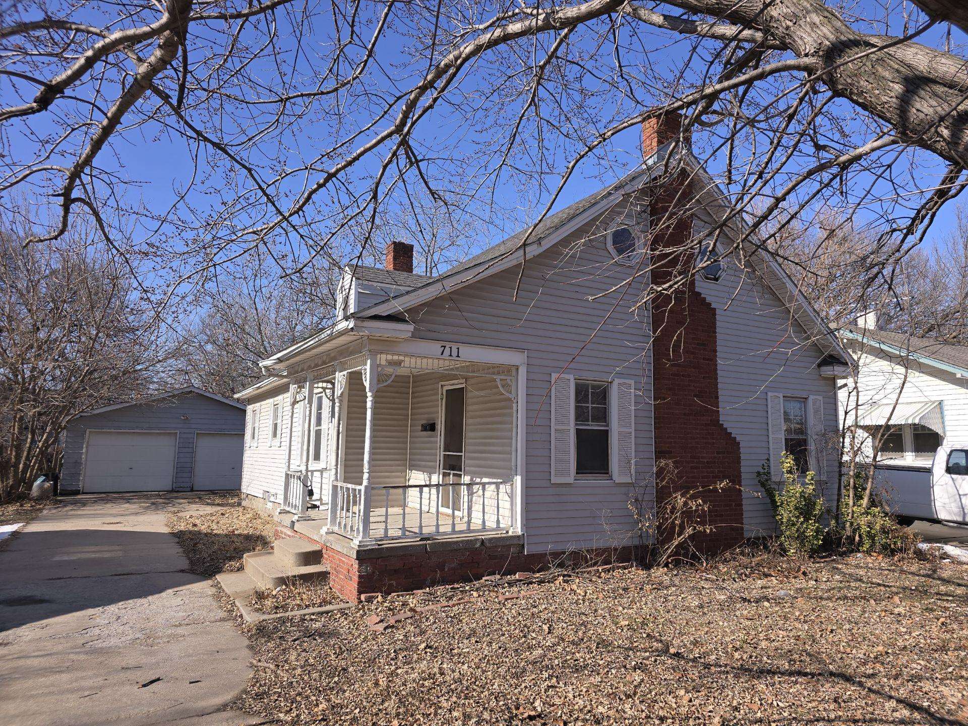 711 S Grove Dr Property Photo
