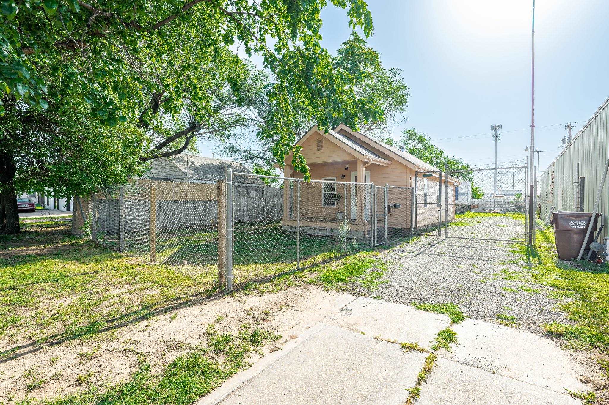 1528 S Walnut St Property Photo 2