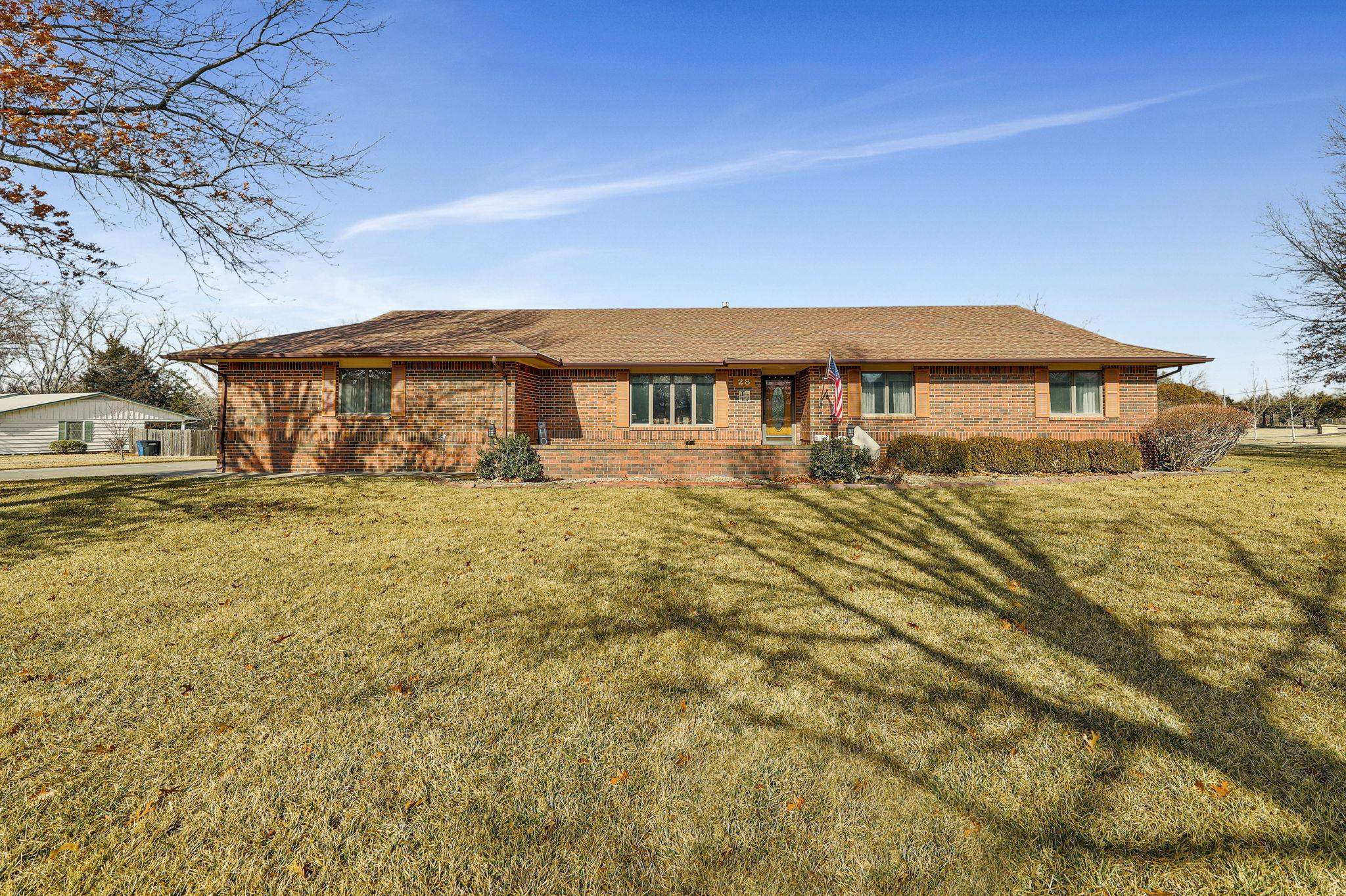 28 N Lakeside Dr Property Photo 1