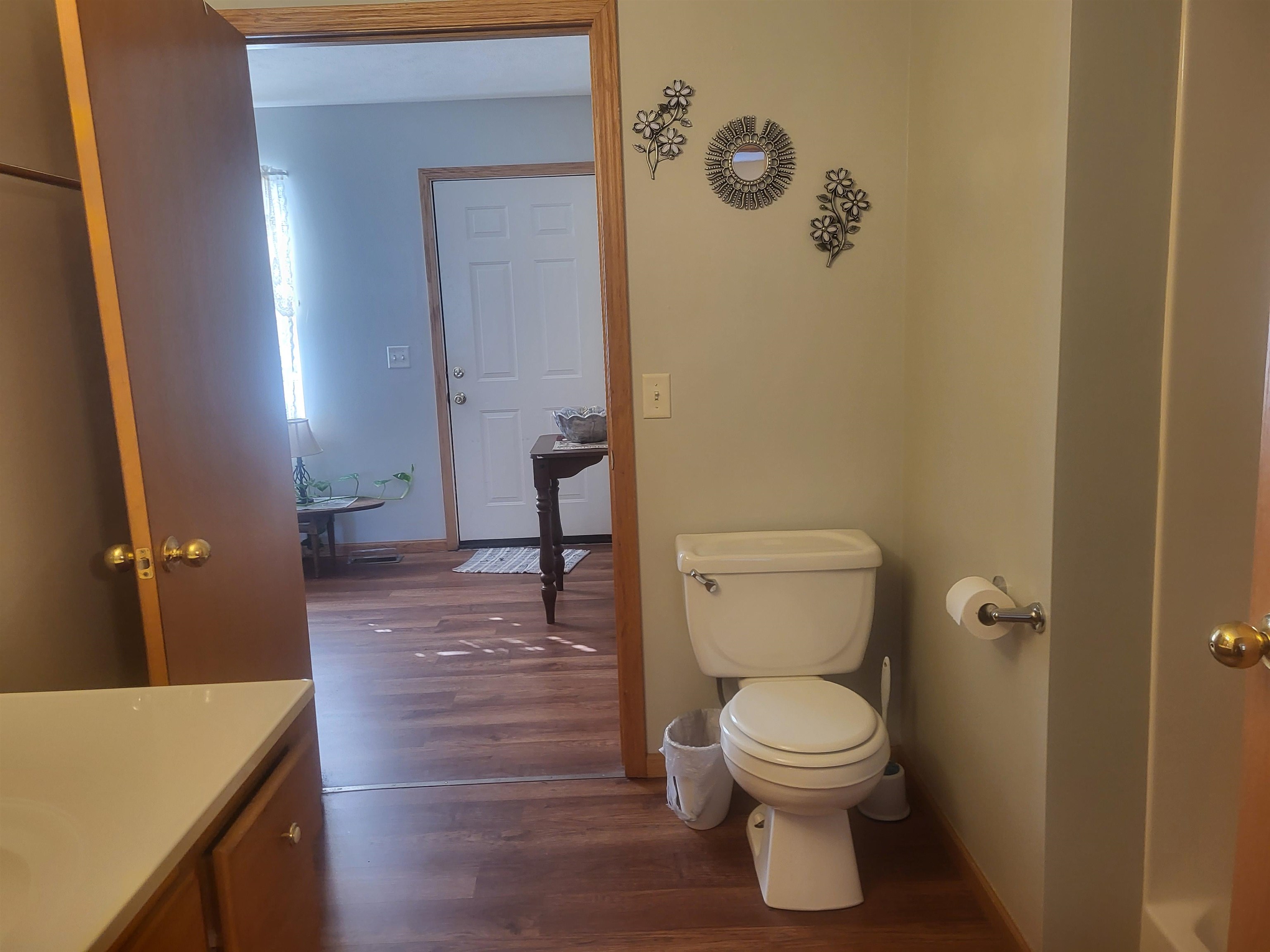 317 W 9th St Property Photo 18