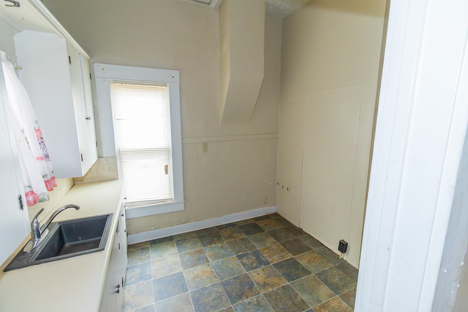 317 W 2nd Property Photo 6