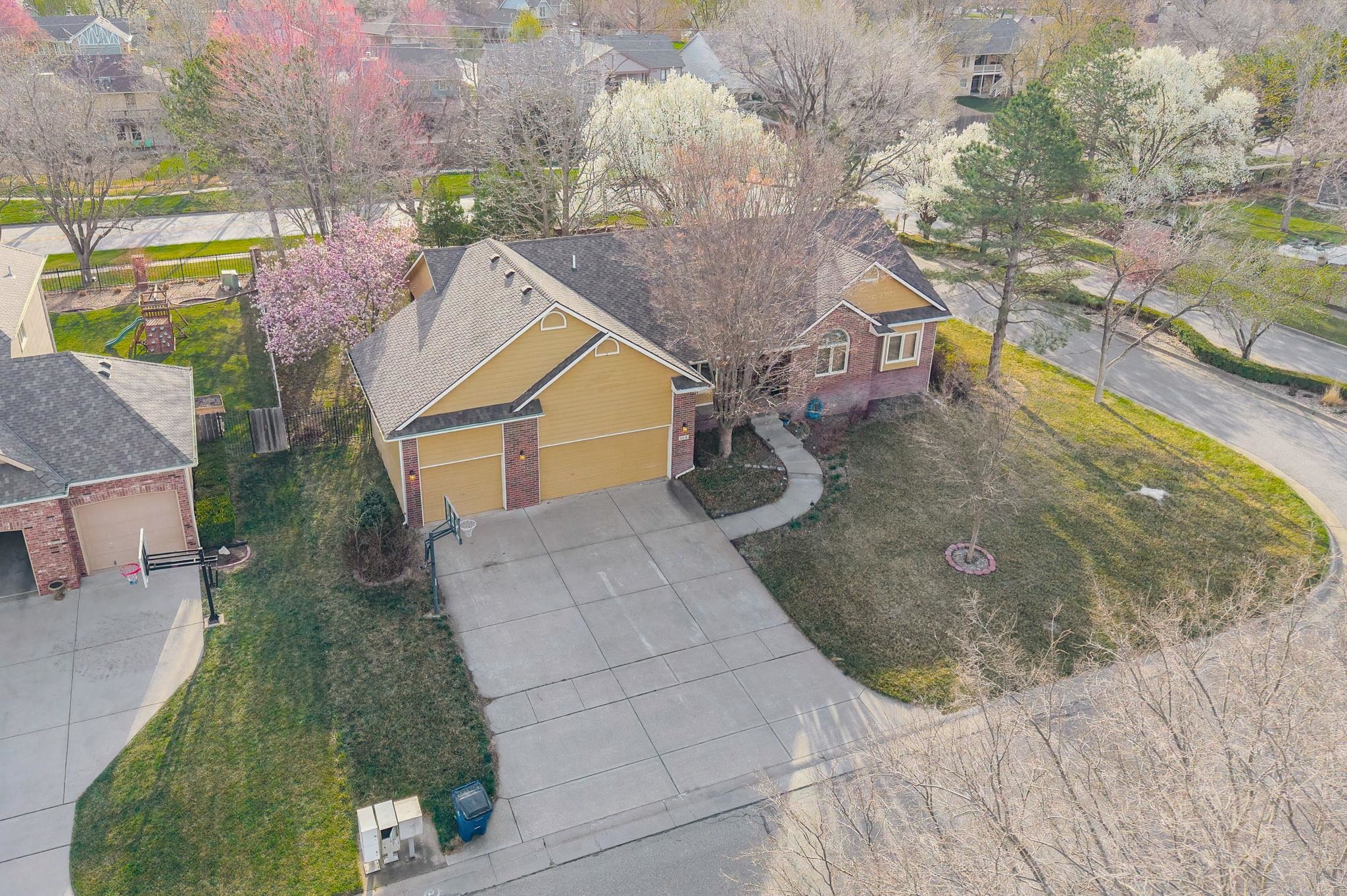 126 S Coach House Rd Property Photo 3