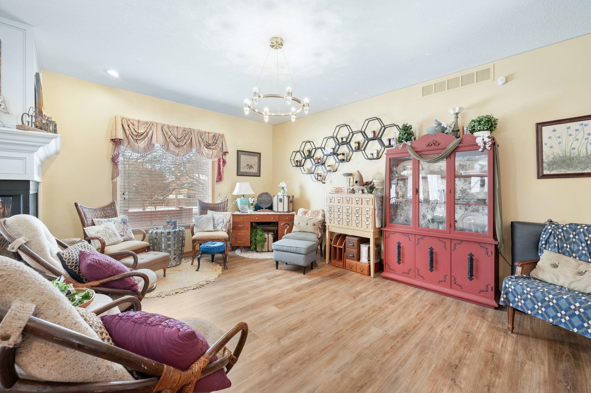 126 S Coach House Rd Property Photo 6