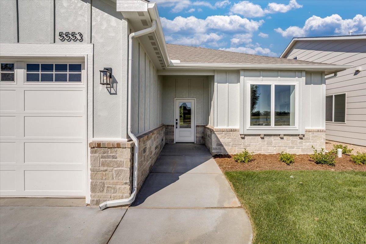 5553 Wandering Way Property Photo 3
