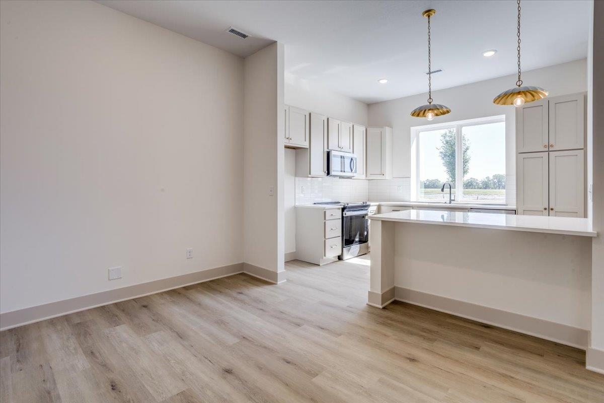 5553 Wandering Way Property Photo 9