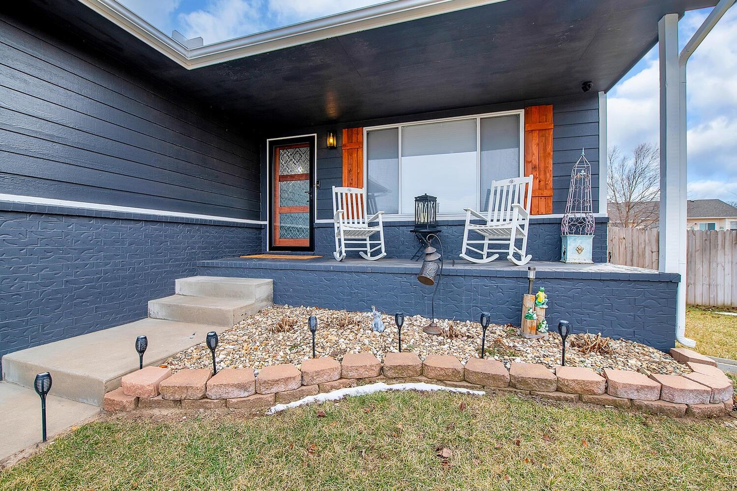 2201 E Spring Hill Dr Property Photo 1