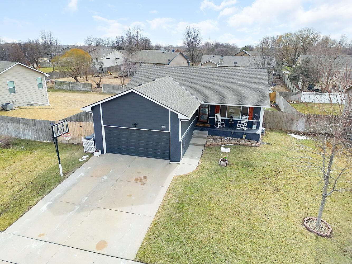 2201 E Spring Hill Dr Property Photo 3