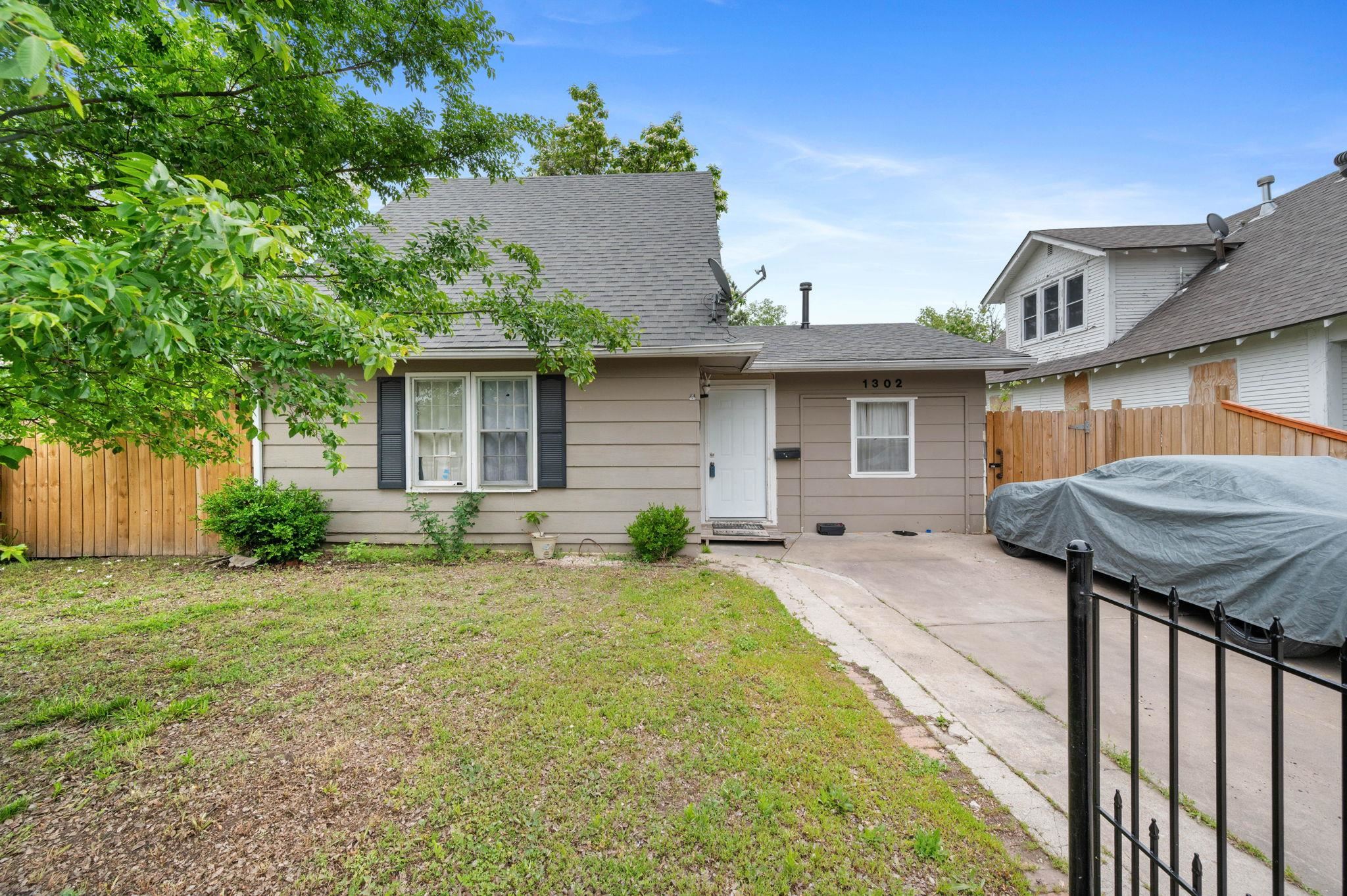 1302 S Topeka Property Photo 1