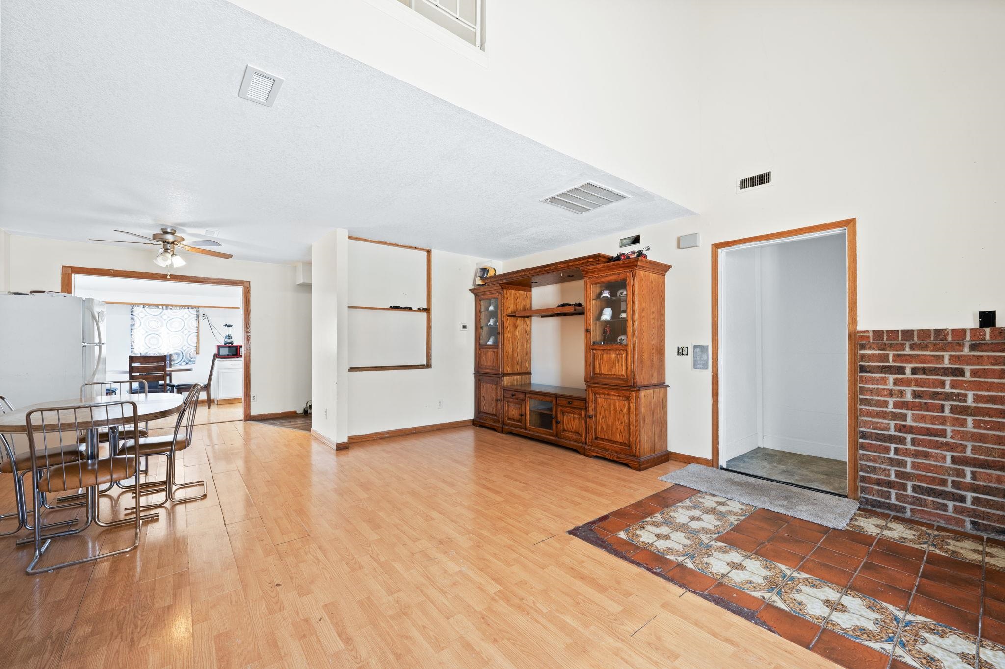 1302 S Topeka Property Photo 4